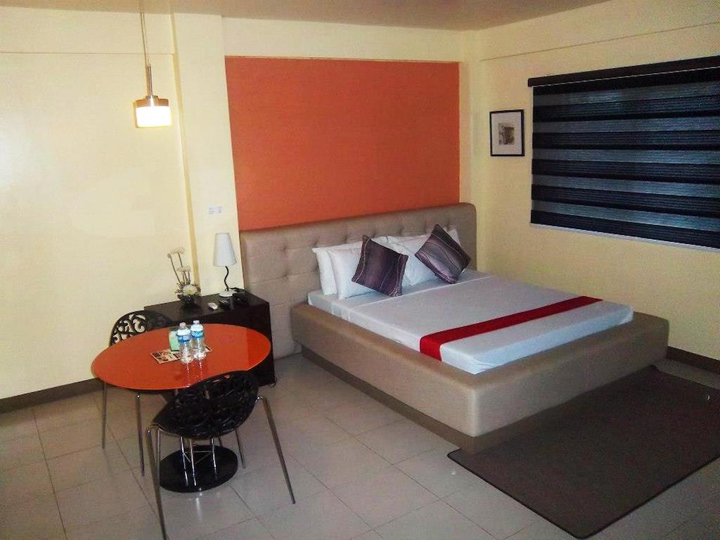 Hotel Cara Lipa City Стая снимка