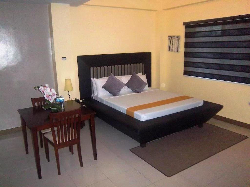 Hotel Cara Lipa City Стая снимка