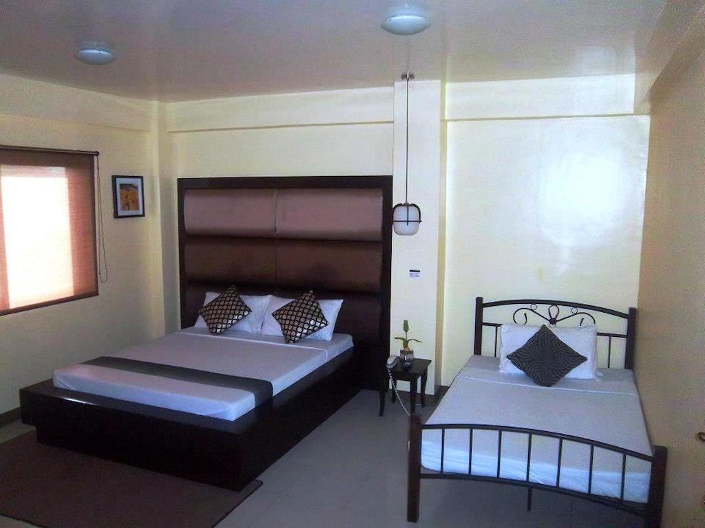 Hotel Cara Lipa City Стая снимка